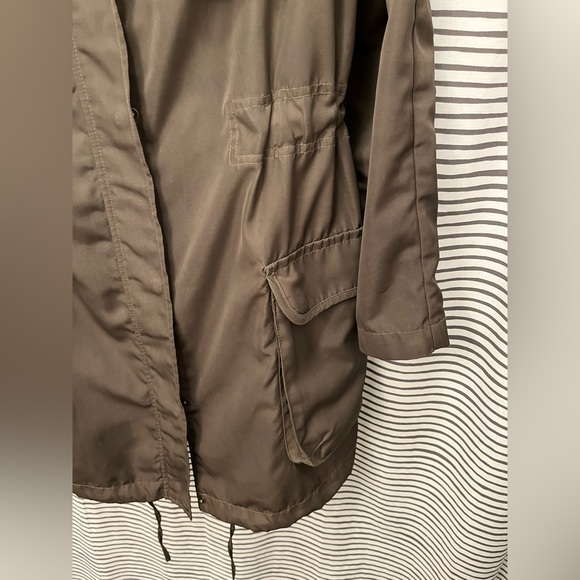 Gap Olive Green Windbreaker Rain Jacket with Pockets and Cinched Waist - Picture 5 of 8